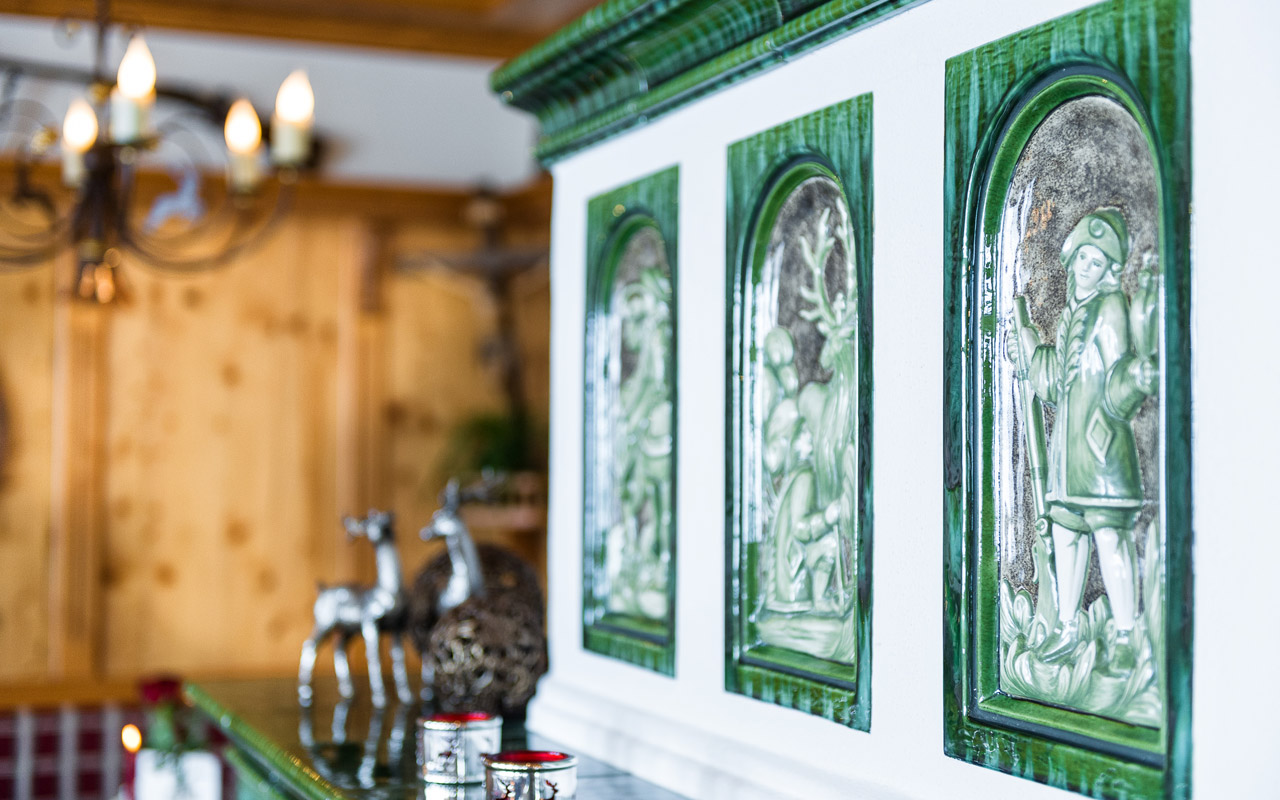 Detailaufnahme eines Weissen Kachelofen's mit weissen Verzierungen